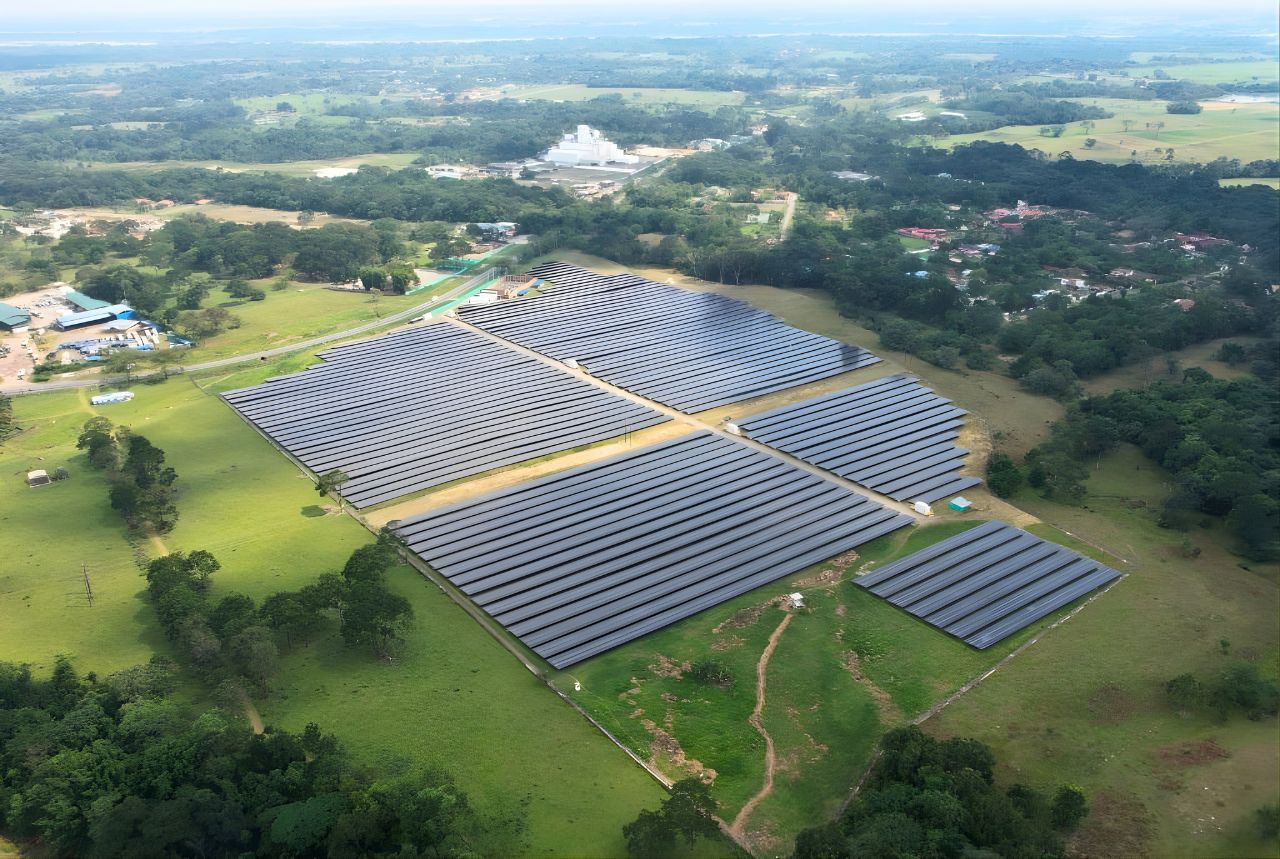 Infraestructura energética con torres de transmisión