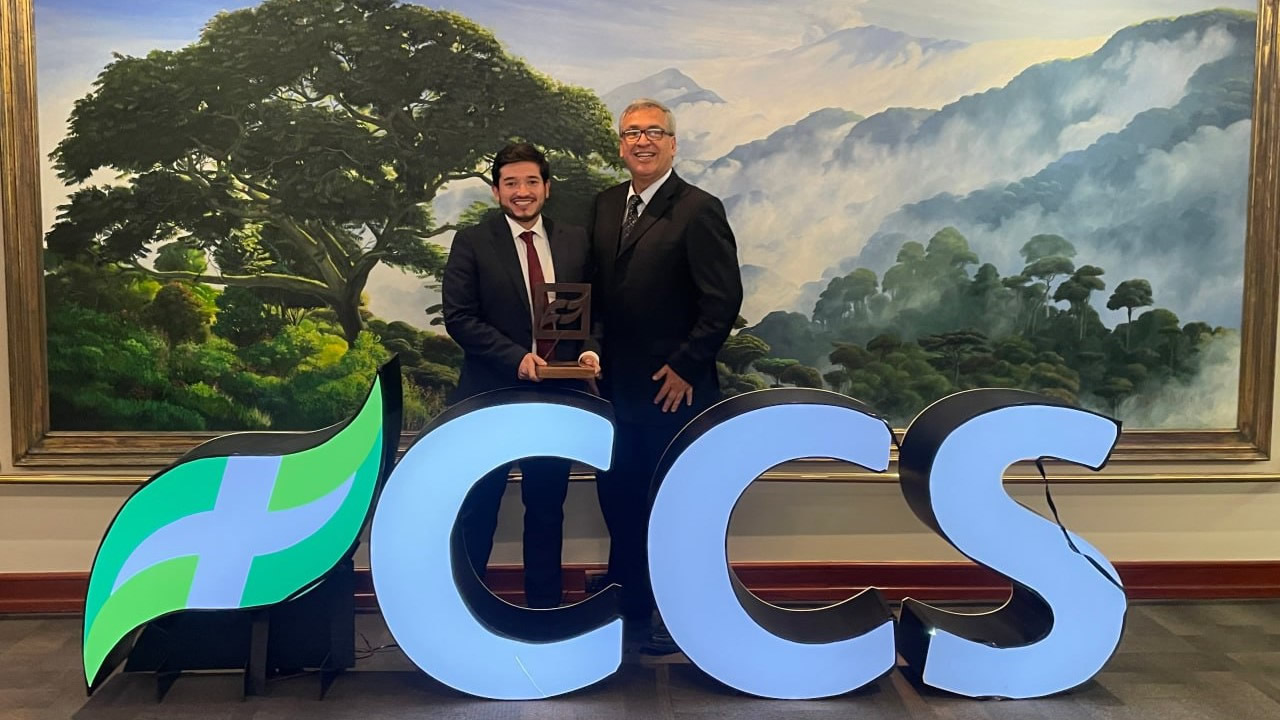 EBSA recibiendo premio Honoris a la Innovación