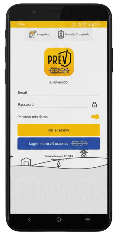 Trabajadora EBSA usando tablet para operaciones de campo